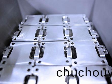 城區(qu)垃(la)圾收(shou)集點(dian)全部噴灑甄(zhen)冠(guan)龍(long)除(chu)臭劑